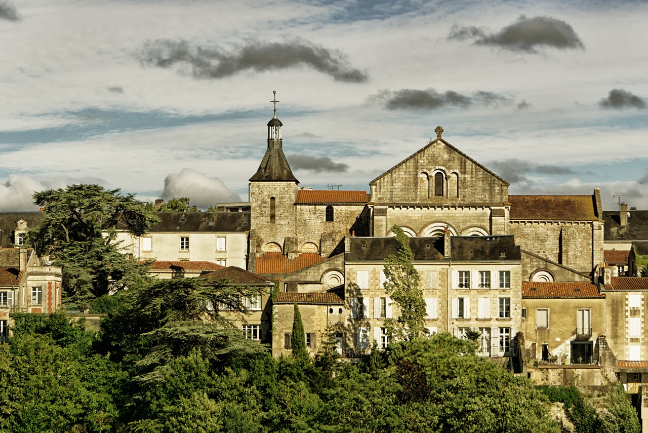 Chasseur immobilier Poitiers v rifi par la Communaut Immoneos