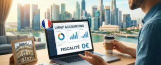 Comptabilité LMNP, Un investisseur expatrié sourit devant son ordinateur portable affichant "LMNP ACCOUNTING" et "FISCALITÉ 0€", avec en arrière-plan une vue sur une métropole asiatique et sur son bureau une photo d'un immeuble parisien et des documents sur l'amortissement et la déclaration EDI, illustrant la gestion fiscale avantageuse d'un bien locatif français depuis l'étranger.